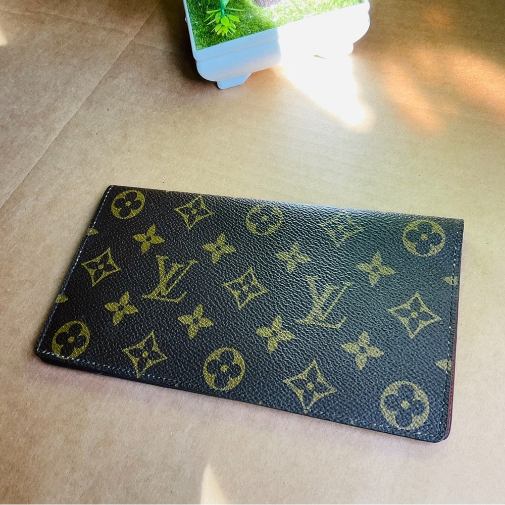 ✅LV EXCELLENT CHECKBOOK BIFOLD WALLET - Picture 3 of 11